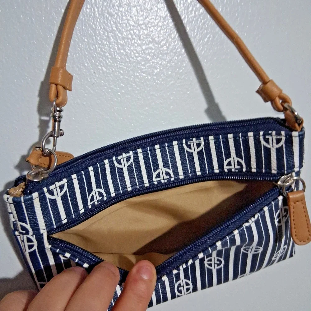 Giani Be1.44rnini‎ Wristlet Purse Navy White Tan Pockets Small Signature Logo